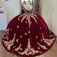 Abiti da Quinceanera Principessa Velvet con Mantello, Applicazioni di Farfalle Dorate Scintillanti, Abiti Sweet 16, Abito da Ballo in Pizzo