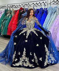 Abiti da Quinceanera Principessa Velvet con Mantello, Applicazioni di Farfalle Dorate Scintillanti, Abiti Sweet 16, Abito da Ballo in Pizzo