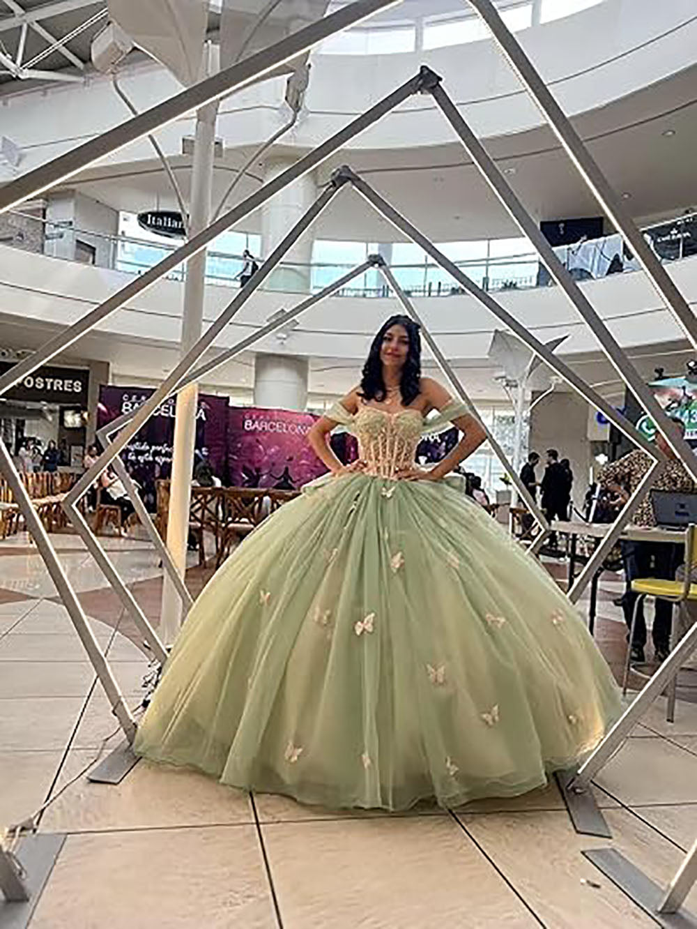 Vestidos de Quinceanera Butterfly com Laço Vestido de Baile Fofo Sweet 16 com Cauda Vestido de Quince Ombro a Ombro