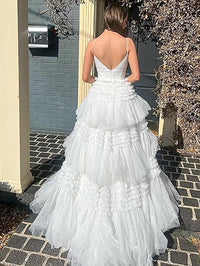 Abito da sera formale in tulle con spalline sottili, balze a strati, gonna ampia, spacco e effetto gonfio
