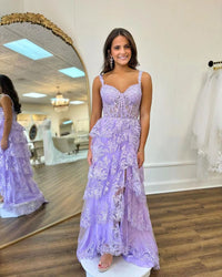 Robe de bal à volants à bretelles spaghetti avec fente latérale et appliques en dentelle