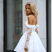 Abito da sposa corto a gonna ampia con pizzo, fiori, spalle scoperte e maniche staccabili