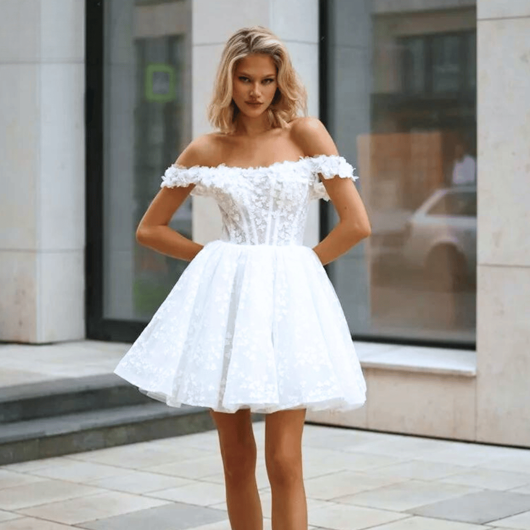 Abito da sposa corto a gonna ampia con pizzo, fiori, spalle scoperte e maniche staccabili