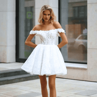 Abito da sposa corto a gonna ampia con pizzo, fiori, spalle scoperte e maniche staccabili