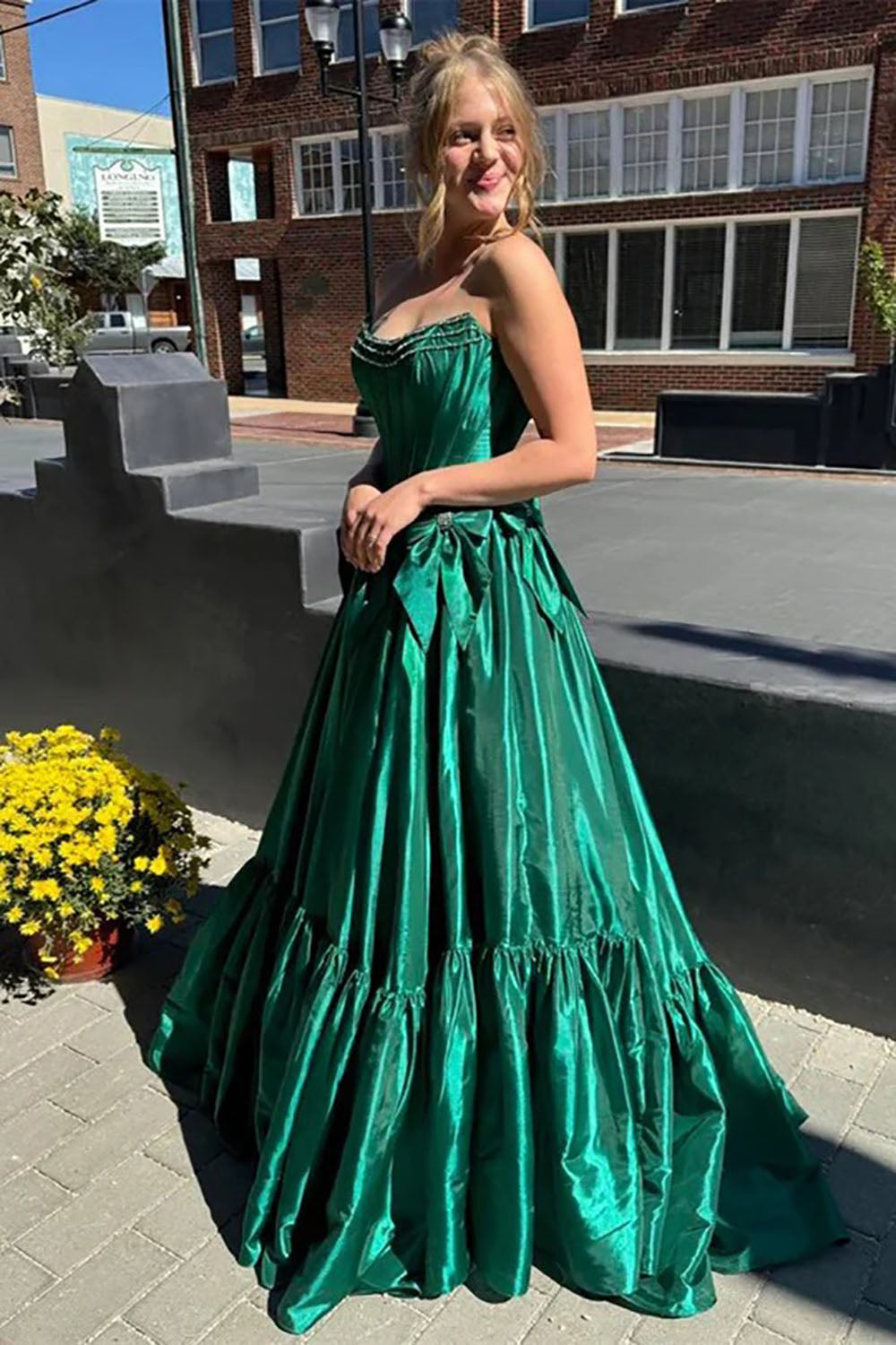 Abito da ballo arricciato con scollo a cuore, spacco alto, vestito da festa senza spalline, tulle ondulato a strati, abito da sera Ms2505062