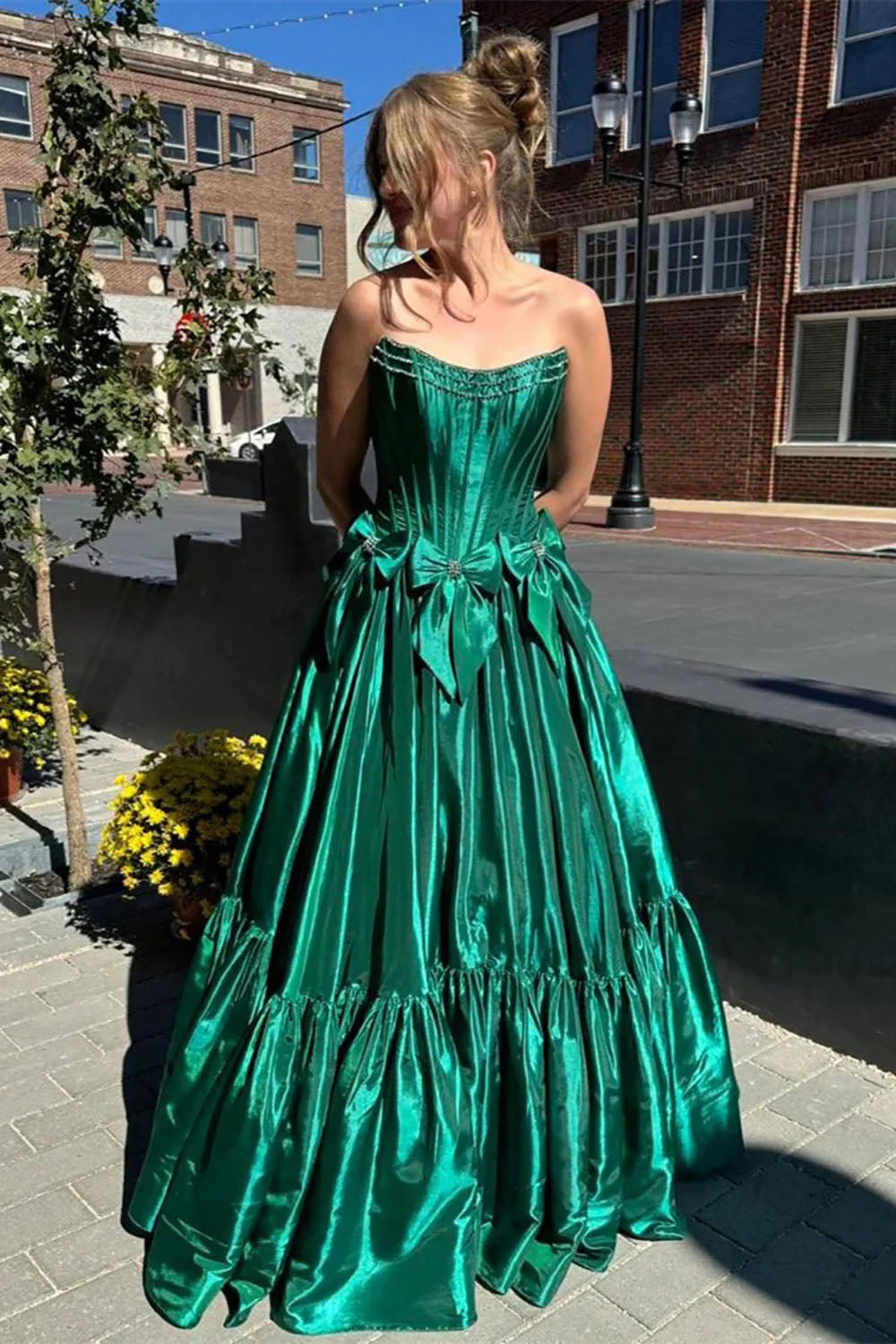 Abito da ballo arricciato con scollo a cuore, spacco alto, vestito da festa senza spalline, tulle ondulato a strati, abito da sera Ms2505062