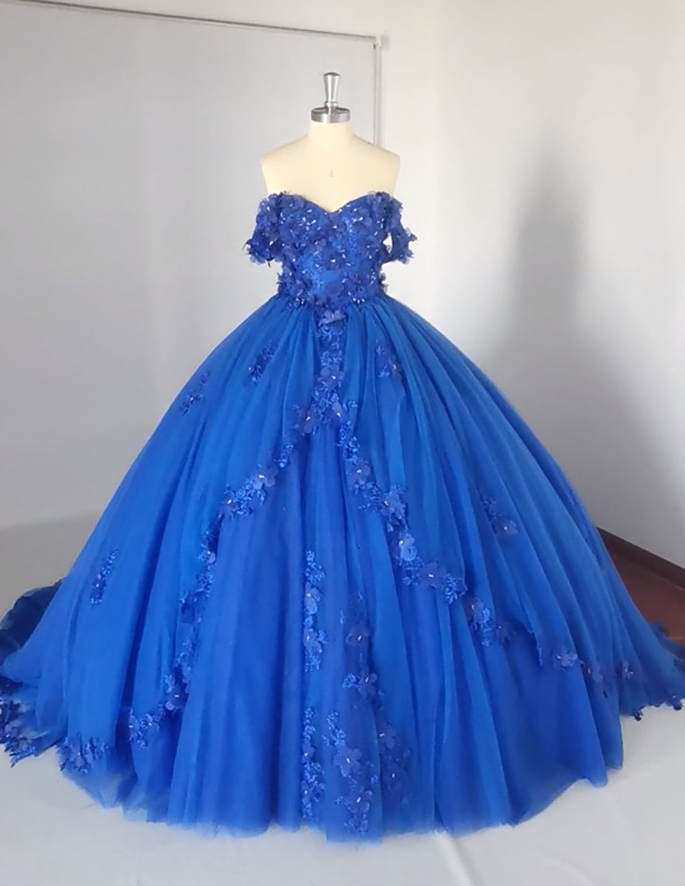 Abiti da Quinceanera in tulle di lusso con spalline sottili, abito da ballo lungo con applicazioni di pizzo gonfio, abito da sera per donna