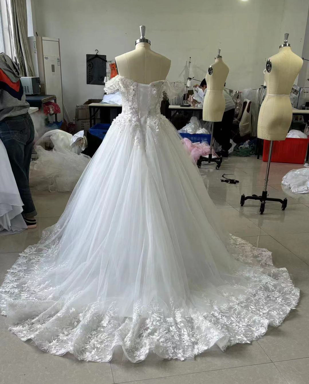 Abiti da sposa a gonna ampia eleganti con scollo a cuore, spalle scoperte, pizzo, applicazioni di perline, abito da sposa
