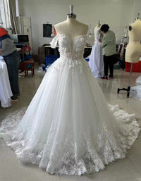 Abiti da sposa a gonna ampia eleganti con scollo a cuore, spalle scoperte, pizzo, applicazioni di perline, abito da sposa