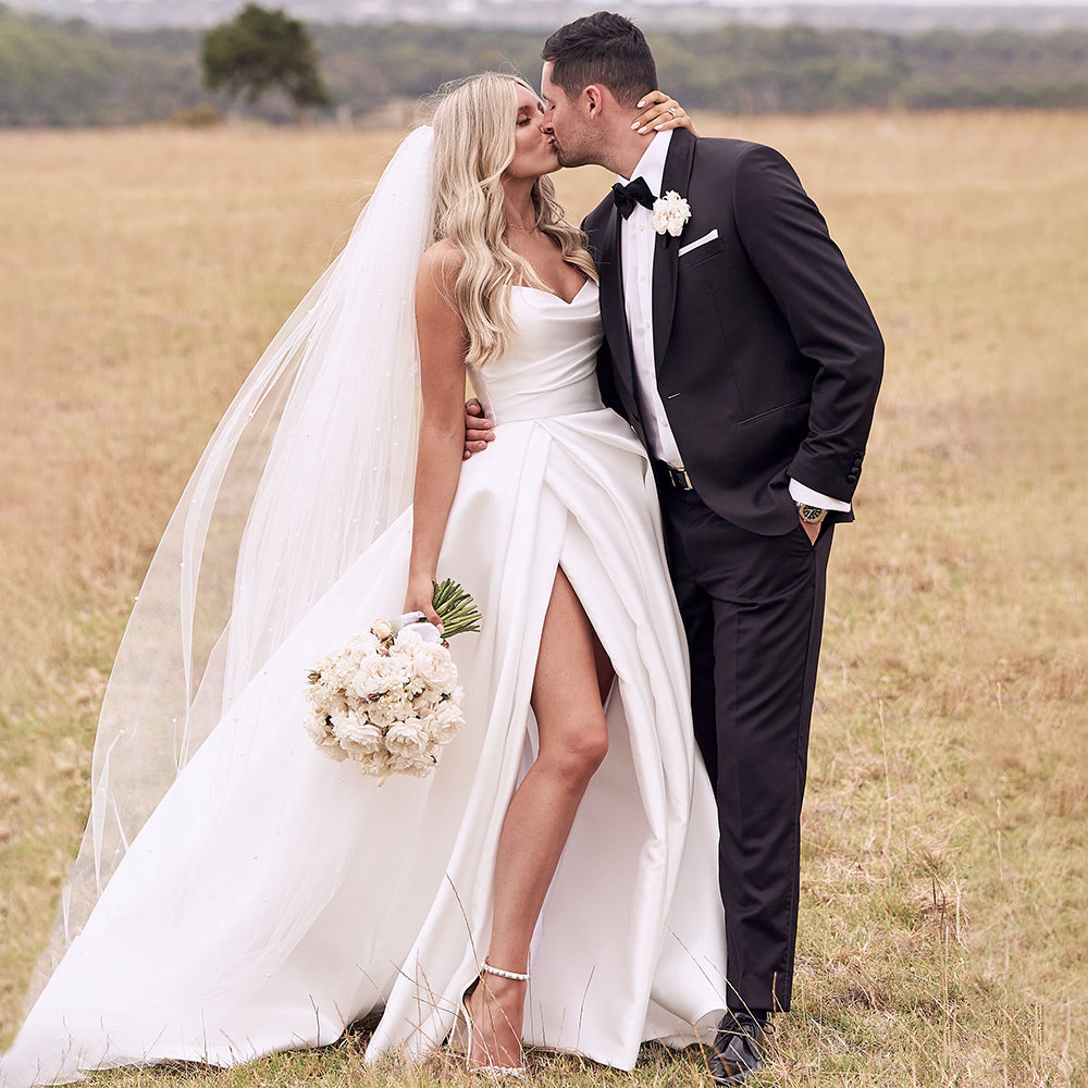 Vestidos de Noiva em Cetim Chique com Fenda Alta e Pregas Vestido Nupcial Feminino Princesa Corte A