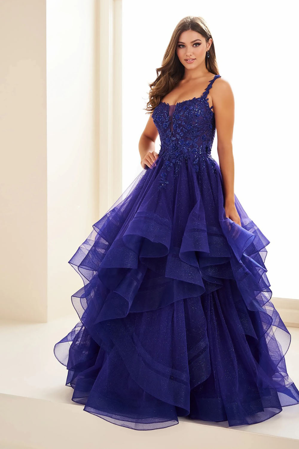 Robe de soirée longue en tulle à bretelles spaghetti et décolleté plongeant pour femme