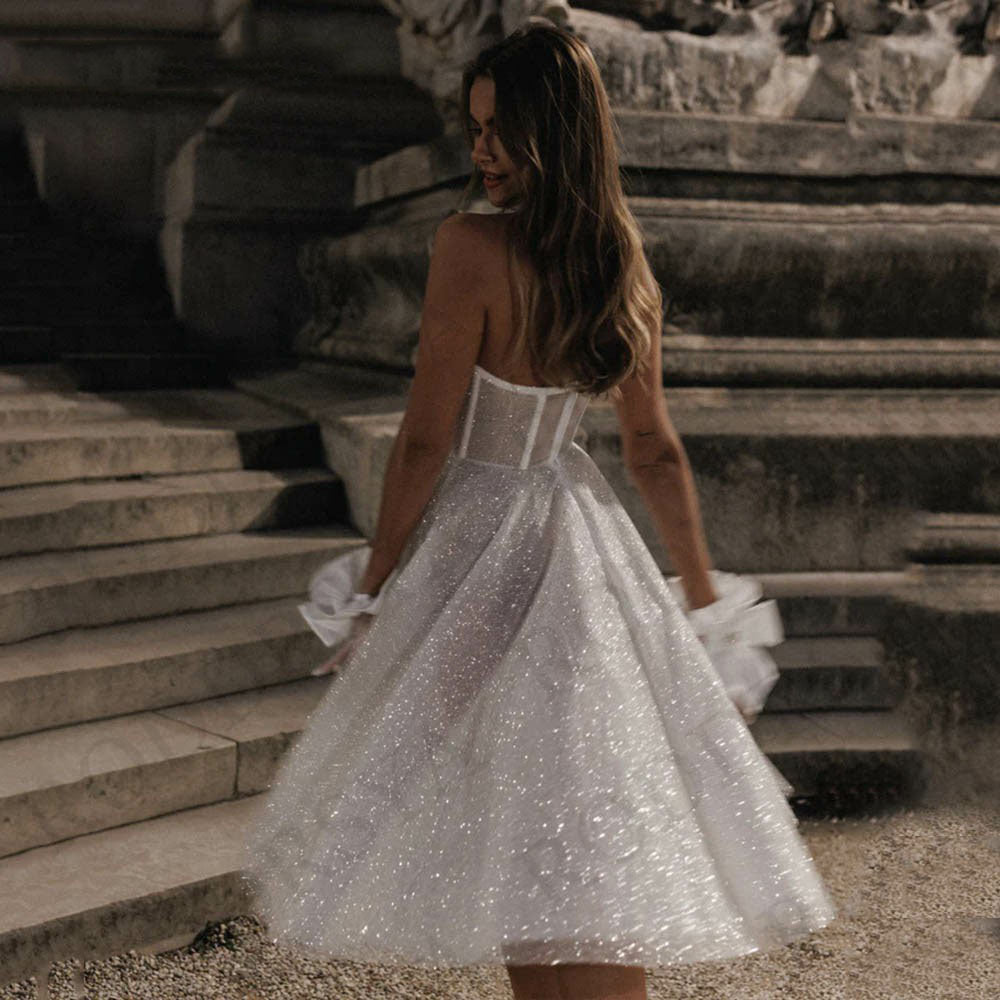 Abito da sposa corto scintillante al ginocchio senza spalline con tulle glitterato, abito da sposa a linea ad A senza maniche per donna
