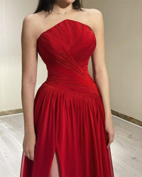 Abito da sera rosso elegante in chiffon senza spalline con spacco alto, lungo, da ballo per feste