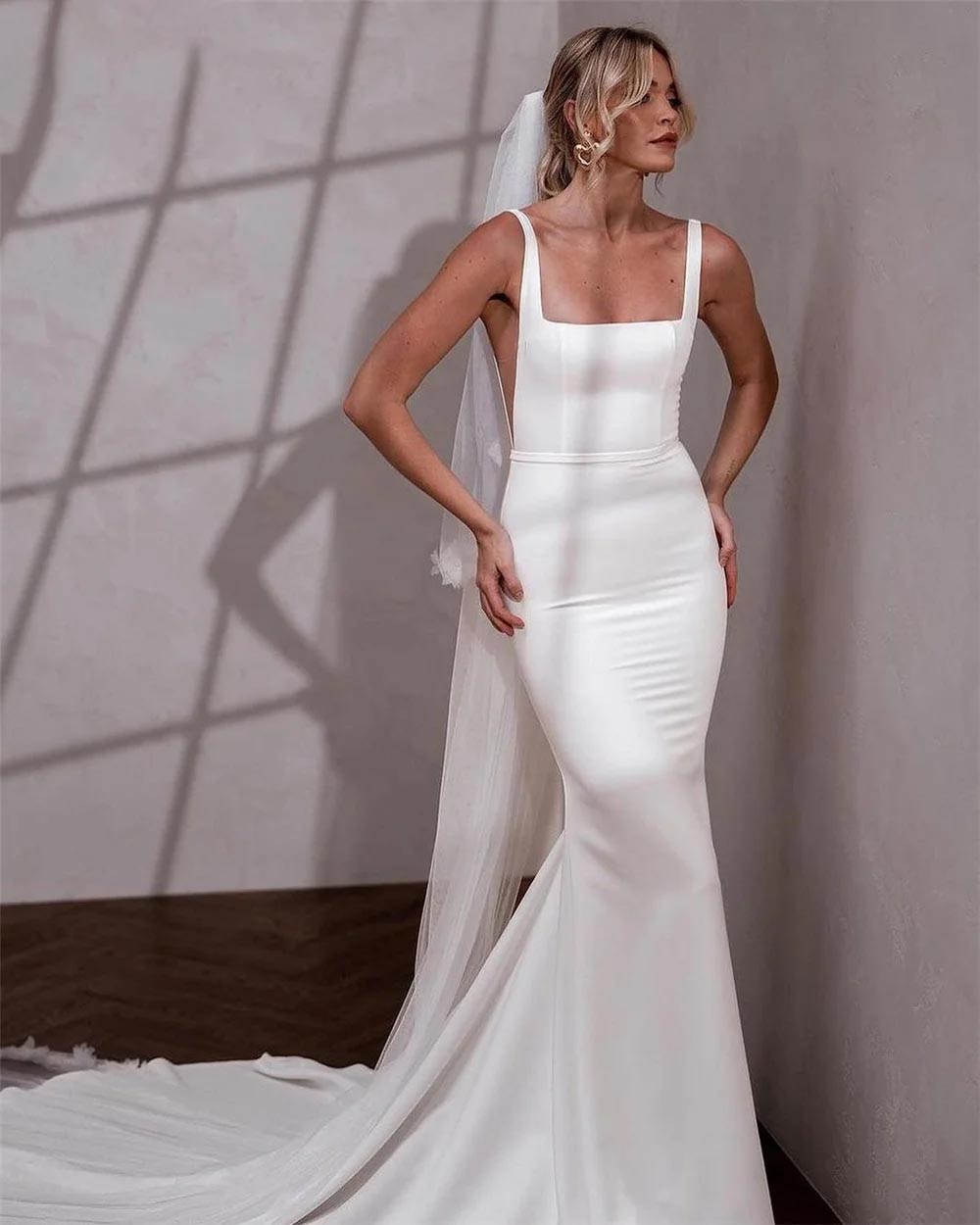 Vestidos de Noiva Elegantes Sereia para Mulheres com Alças de Espaguete, Costas Abertas, Gola Quadrada, Vestidos Nupciais Simples com Cauda Varredoura