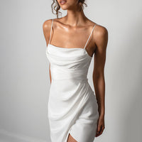 Abito da sposa semplice in stile sirena con spalline sottili, spacco alto, abito da sposa in raso senza schienale, abito nuziale semplice