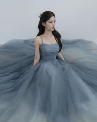 Abito da ballo principessa in tulle con spalline sottili, abito da sposa grigio con gonna gonfia