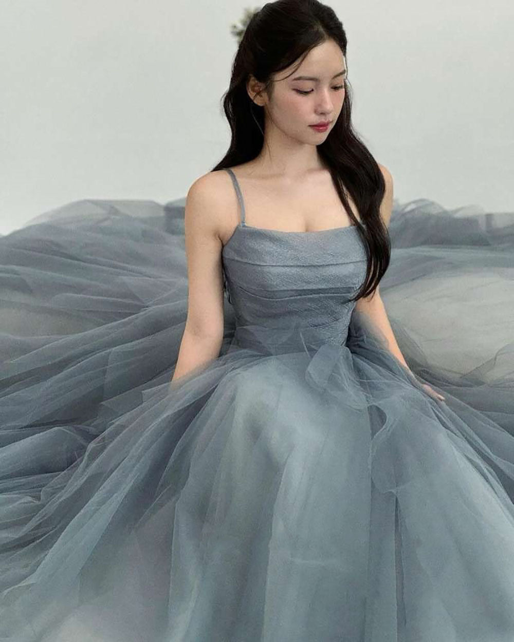 Abito da ballo principessa in tulle con spalline sottili, abito da sposa grigio con gonna gonfia