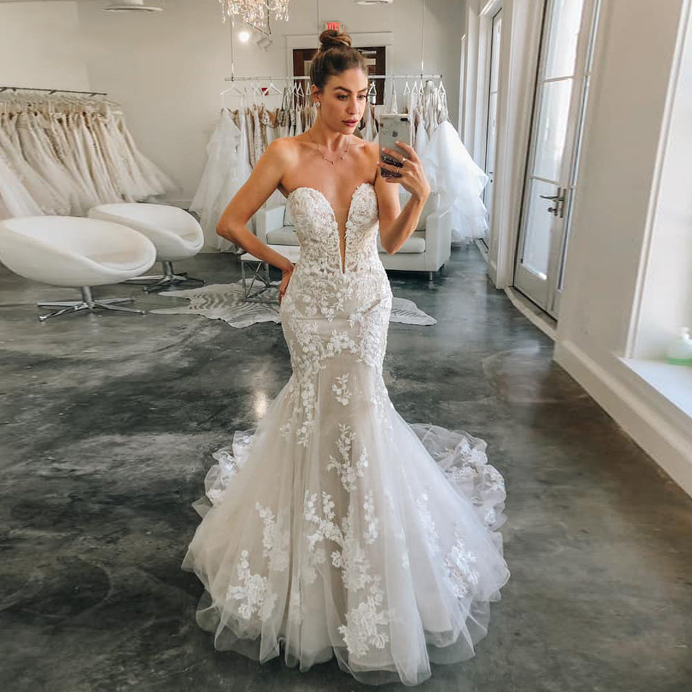 Vestido de Noiva Luxuoso Sereia com Decote Profundo em V, Aplicações de Renda e Tule, Vestido de Noiva com Cauda Ms2503181