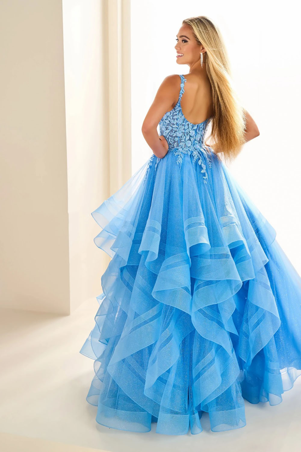 Robe de soirée longue en tulle à bretelles spaghetti et décolleté plongeant pour femme