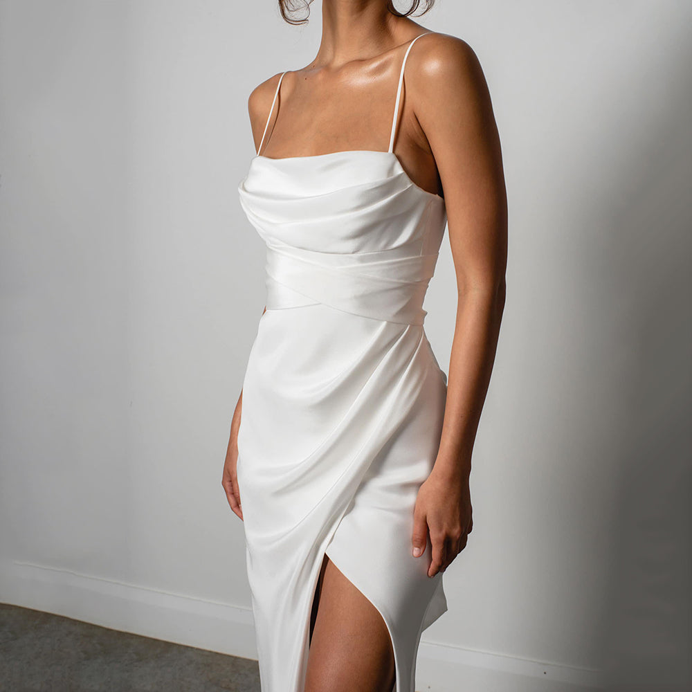 Abito da sposa semplice in stile sirena con spalline sottili, spacco alto, abito da sposa in raso senza schienale, abito nuziale semplice