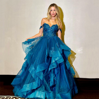 Abito da sera a strati in tulle glitterato, abito da ballo blu con spalle scoperte, abito da sera scintillante Ms2503293