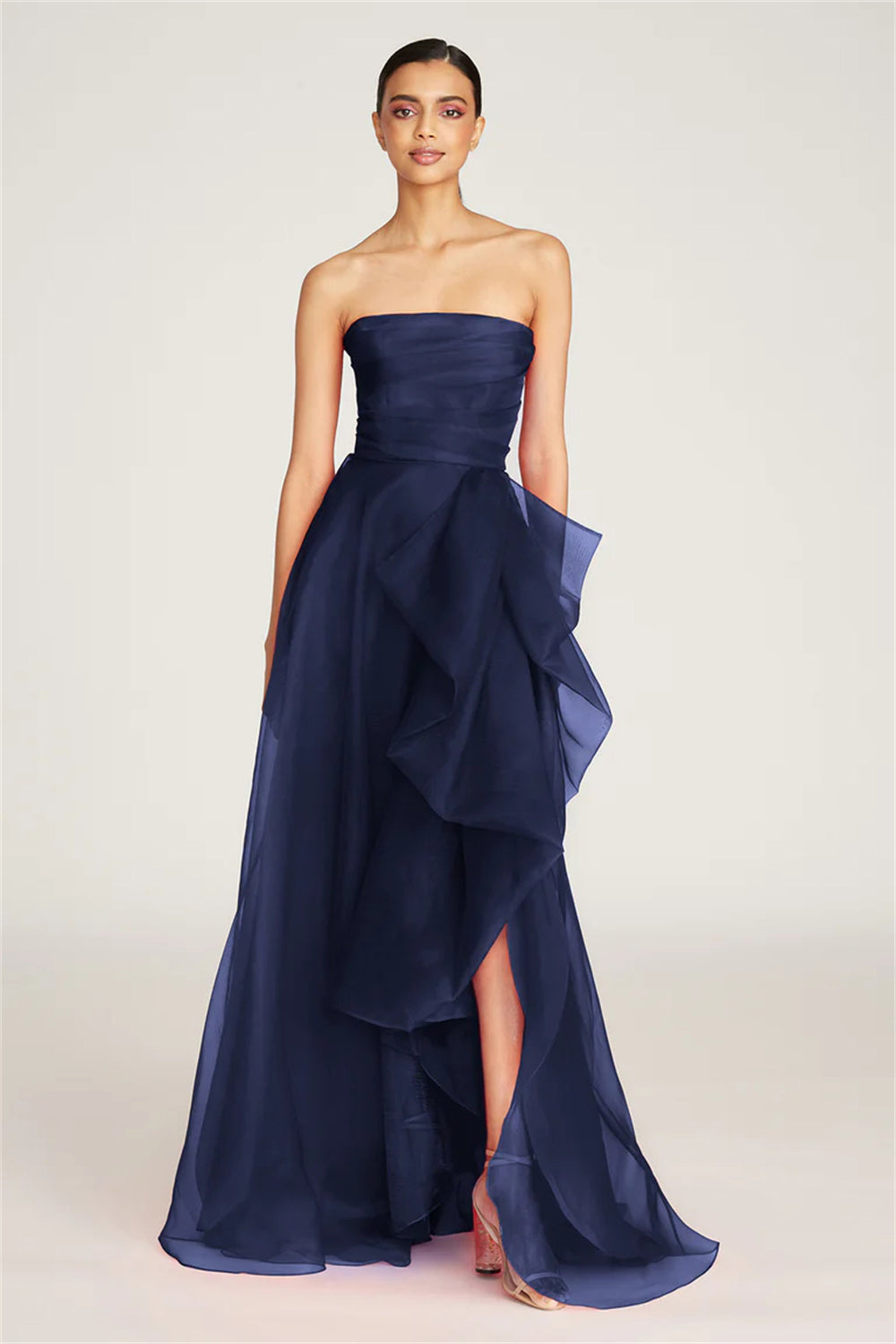 Vestido de baile formal preto chique com folhos em camadas de tule, sem alças, vestido de festa para a noite Ms2503292