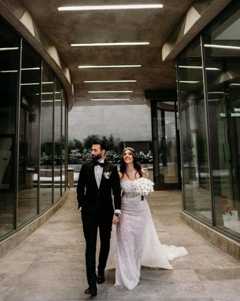 Abito da sposa con paillettes scintillanti, scollo a barca, abito da sposa sirena con strascico staccabile