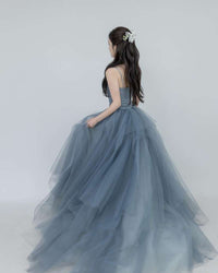 Abito da ballo principessa in tulle con spalline sottili, abito da sposa grigio con gonna gonfia