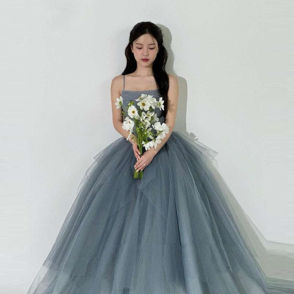 Abito da ballo principessa in tulle con spalline sottili, abito da sposa grigio con gonna gonfia