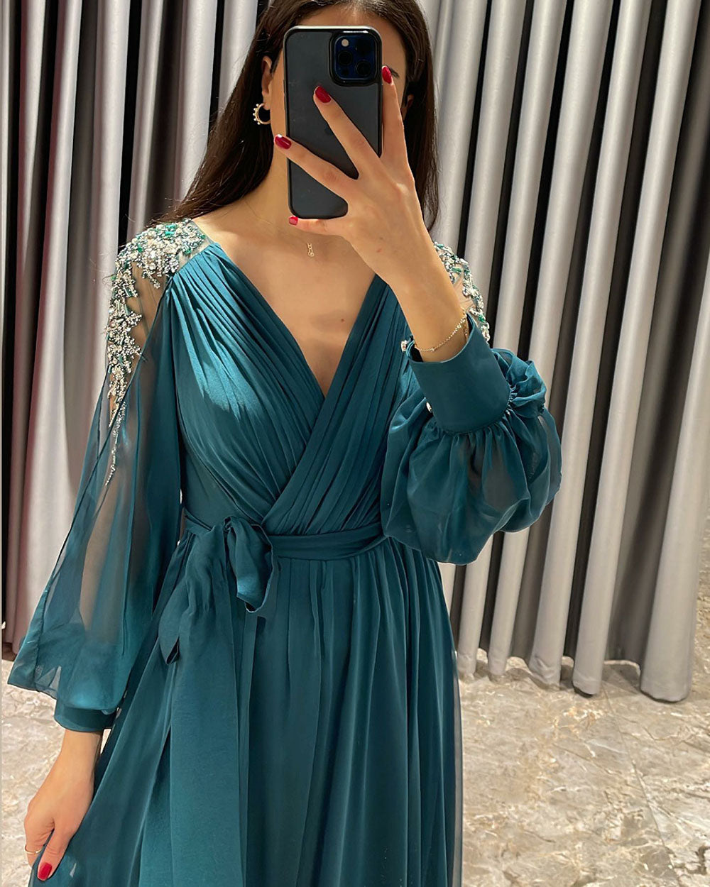 Abito da sera prom con scollo a V in chiffon, perline, paillettes, maniche lunghe, abito da festa con spacco Ms2503153