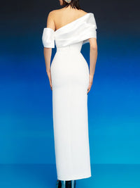 Abito da sera elegante in raso bianco con spalle scoperte e spacco laterale