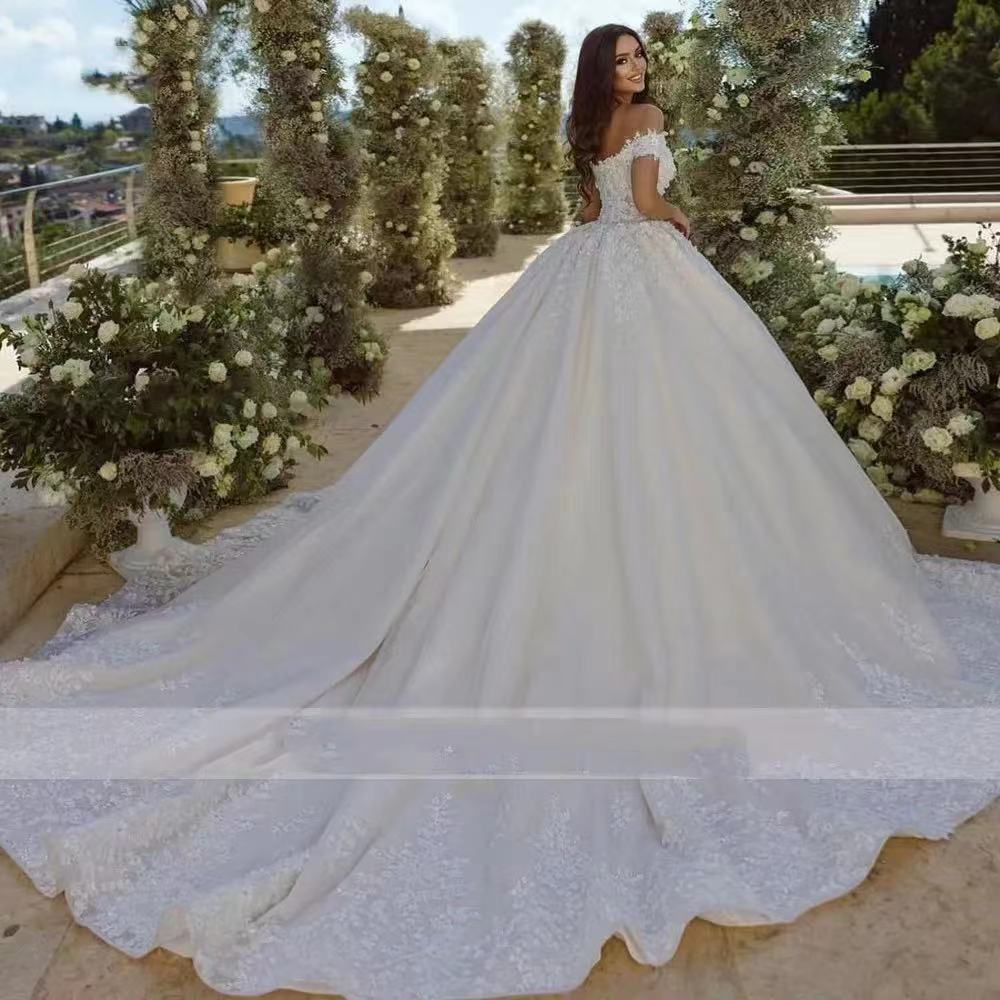 Abiti da sposa a gonna ampia eleganti con scollo a cuore, spalle scoperte, pizzo, applicazioni di perline, abito da sposa