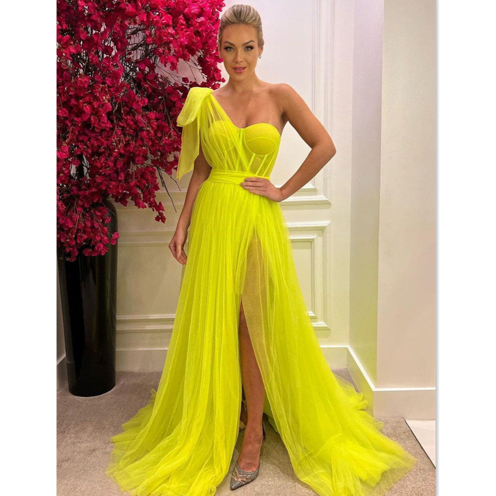 Robe de soirée élégante en tulle à une épaule avec fente haute pour remise de diplôme