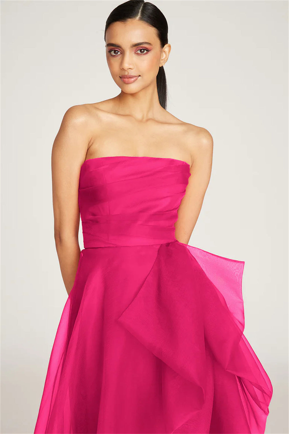 Vestido de baile formal preto chique com folhos em camadas de tule, sem alças, vestido de festa para a noite Ms2503292