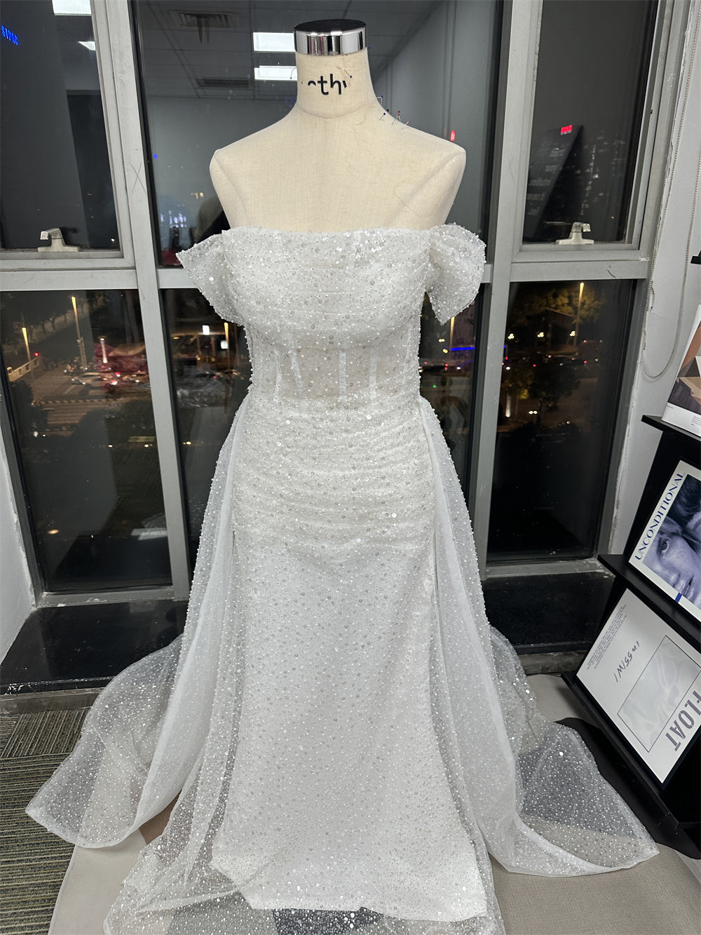 Abito da sposa con paillettes scintillanti, scollo a barca, abito da sposa sirena con strascico staccabile
