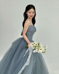 Abito da ballo principessa in tulle con spalline sottili, abito da sposa grigio con gonna gonfia