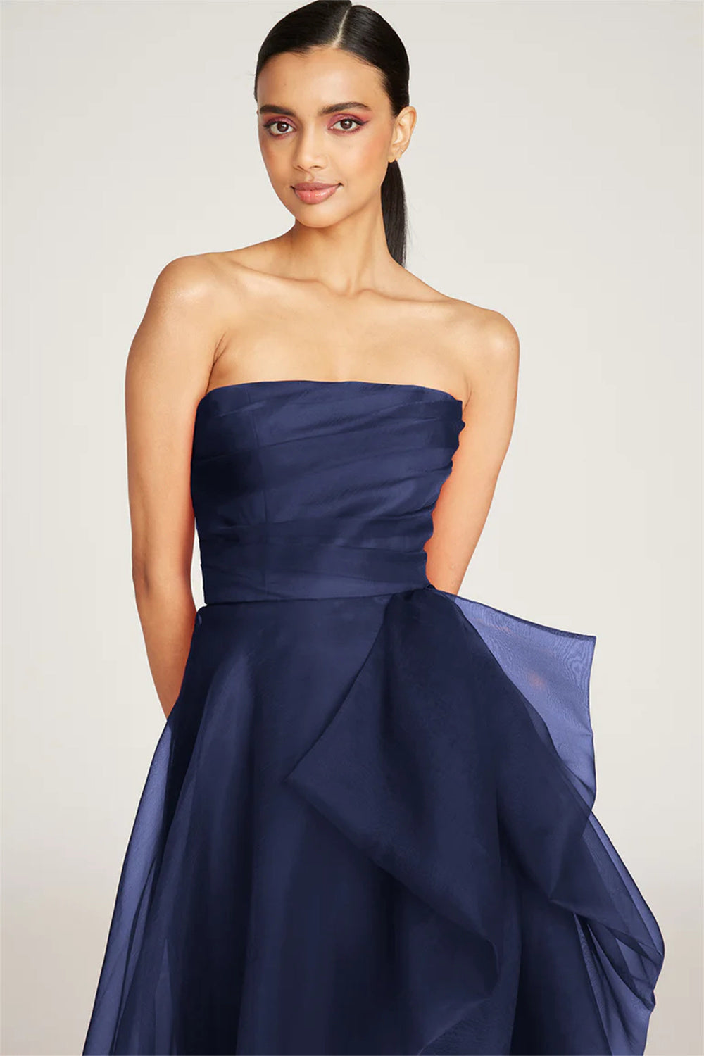 Vestido de baile formal preto chique com folhos em camadas de tule, sem alças, vestido de festa para a noite Ms2503292