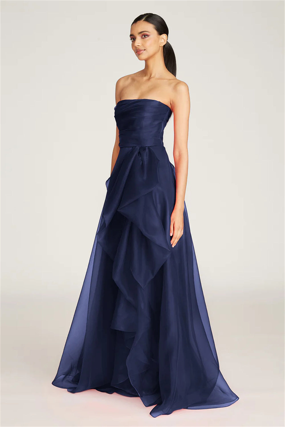 Vestido de baile formal preto chique com folhos em camadas de tule, sem alças, vestido de festa para a noite Ms2503292