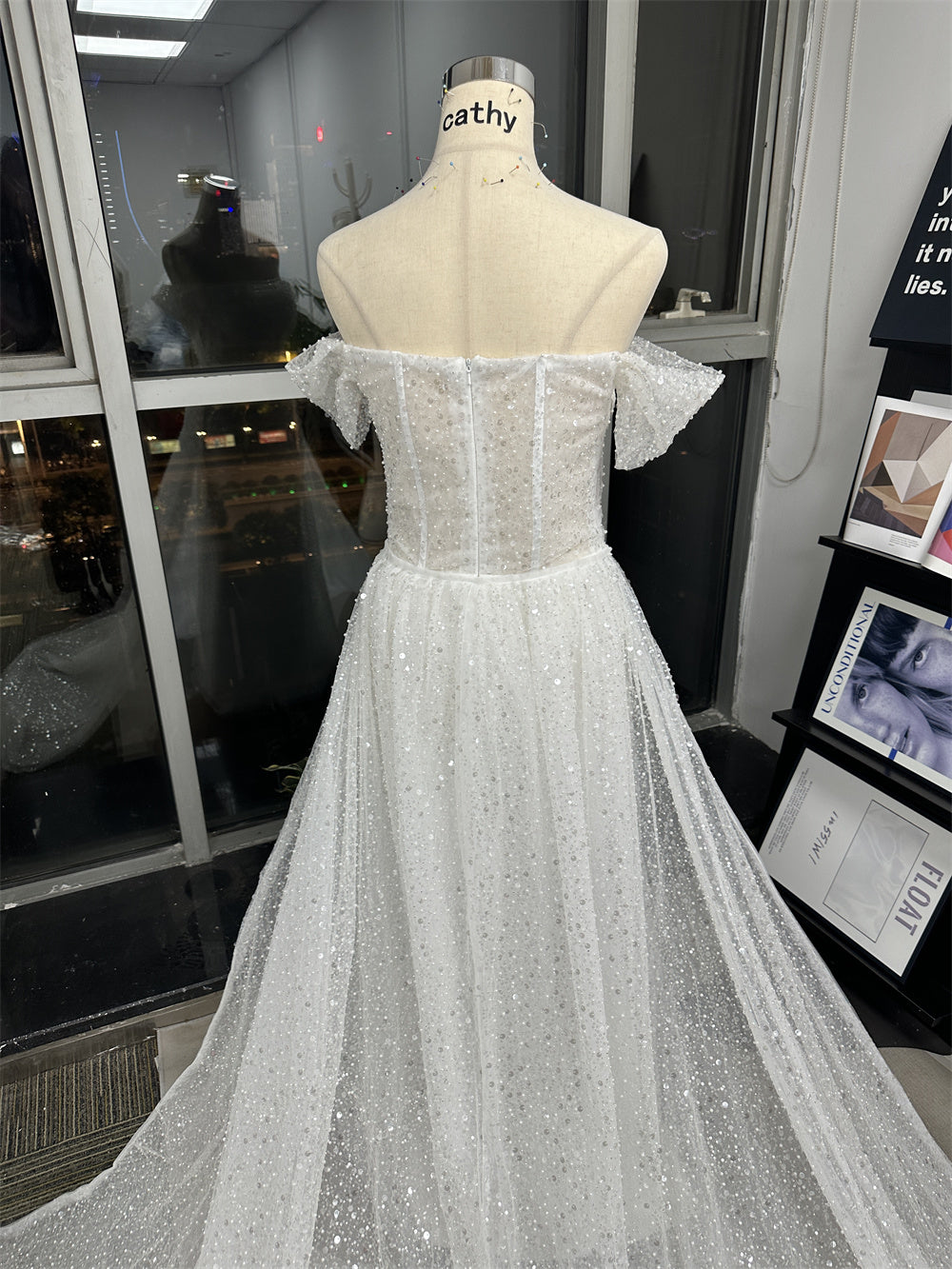 Abito da sposa con paillettes scintillanti, scollo a barca, abito da sposa sirena con strascico staccabile