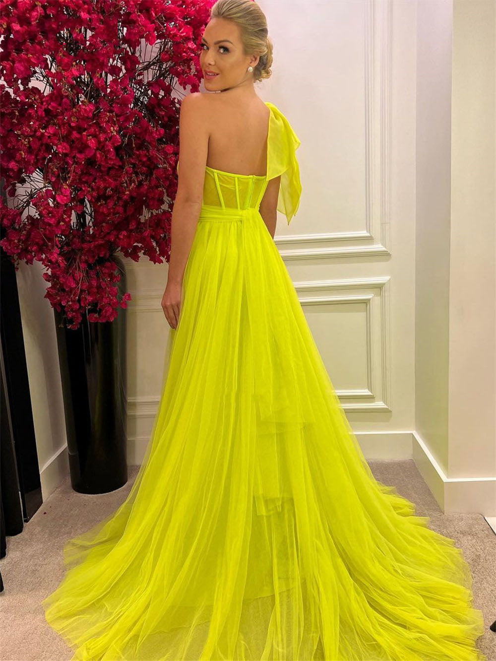 Robe de soirée élégante en tulle à une épaule avec fente haute pour remise de diplôme