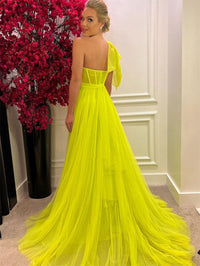 Robe de soirée élégante en tulle à une épaule avec fente haute pour remise de diplôme