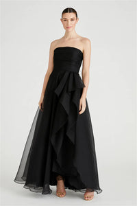 Vestido de baile formal preto chique com folhos em camadas de tule, sem alças, vestido de festa para a noite Ms2503292