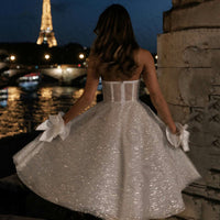 Abito da sposa corto scintillante al ginocchio senza spalline con tulle glitterato, abito da sposa a linea ad A senza maniche per donna