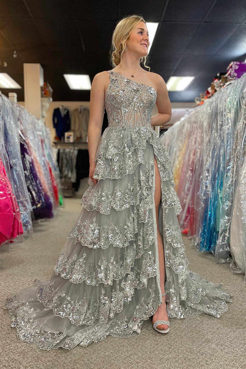 Abito da sera formale da festa da donna con paillettes applicate su una spalla, a strati, linea ad A, sexy con spacco laterale