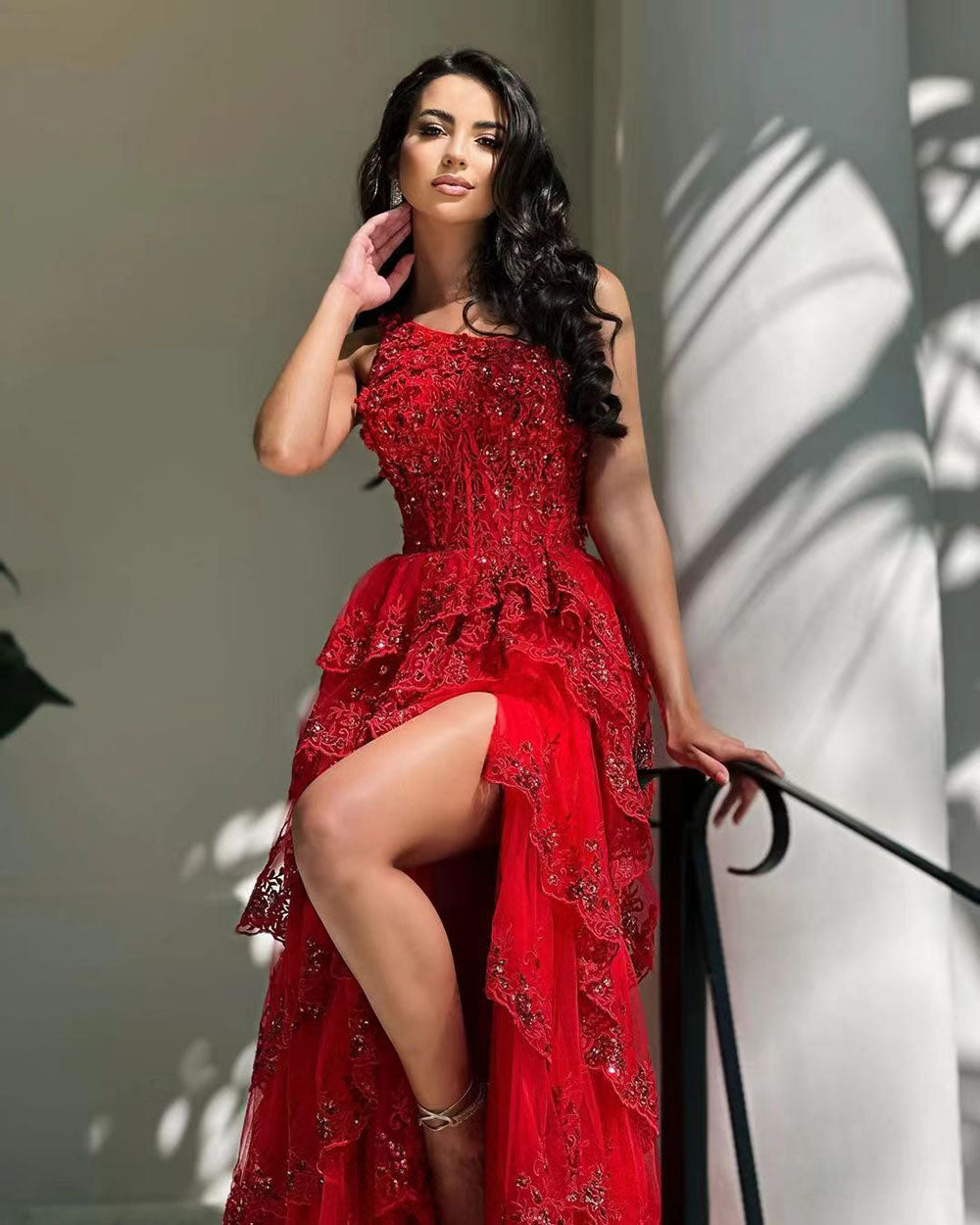 Robe de soirée rouge de luxe à une épaule avec appliques en dentelle et robe de soirée à volants avec fente latérale