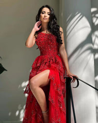 Robe de soirée rouge de luxe à une épaule avec appliques en dentelle et robe de soirée à volants avec fente latérale
