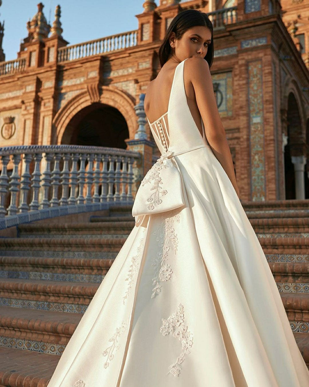 Sexy abito da sposa senza maniche con scollo a V profondo, applicazioni in pizzo, raso, linea ad A, grande fiocco