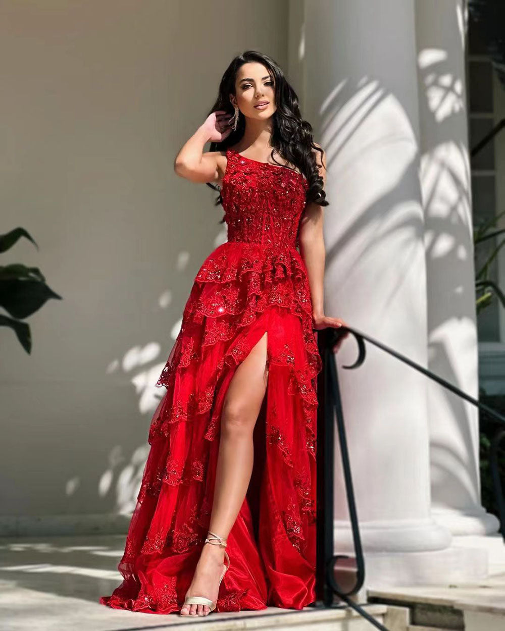 Robe de soirée rouge de luxe à une épaule avec appliques en dentelle et robe de soirée à volants avec fente latérale