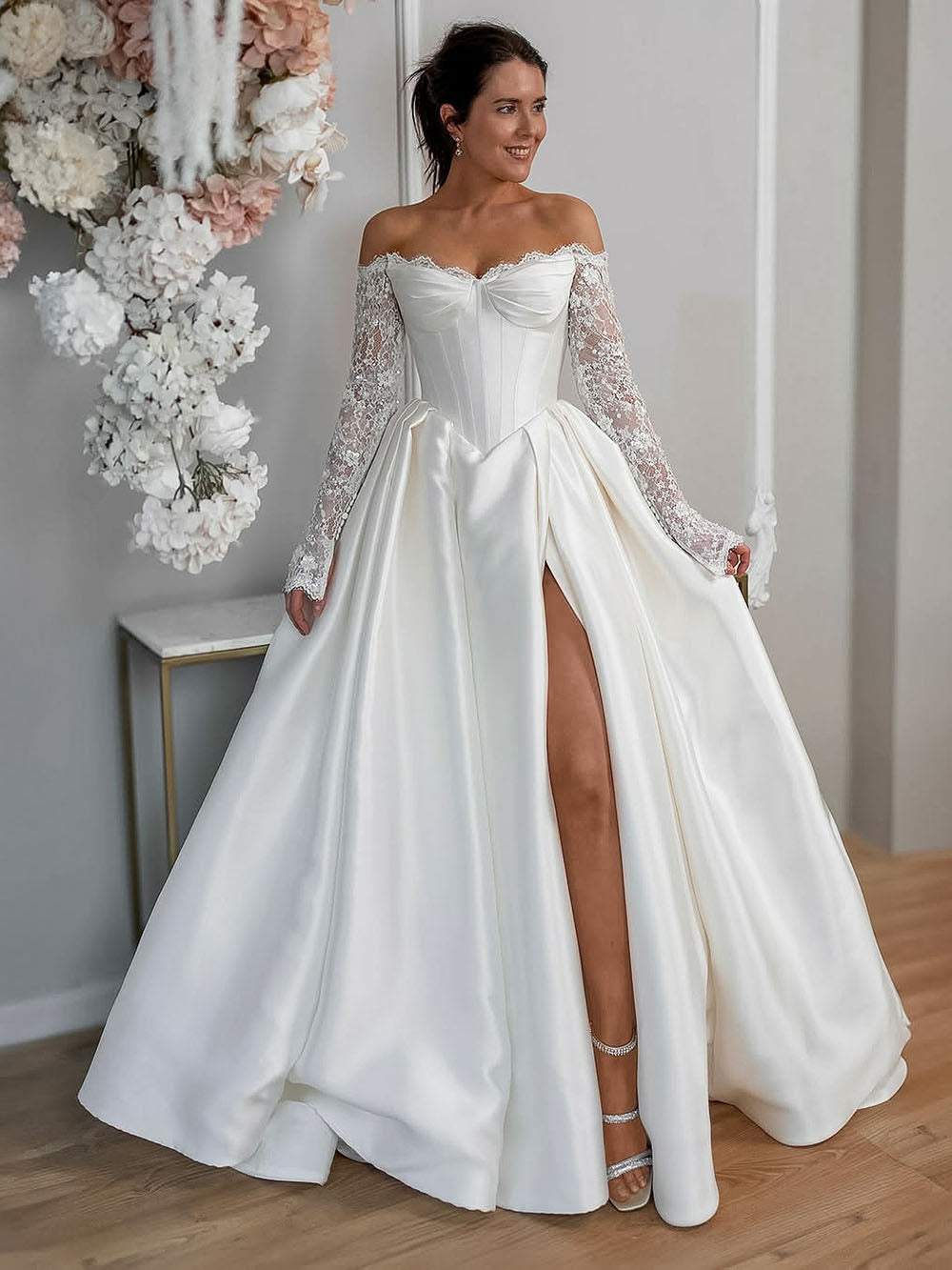 Abito da sposa a linea A con spalle scoperte 2025 in raso e pizzo, maniche lunghe, con spacco Ms2504231
