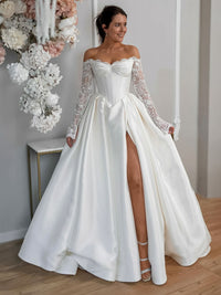 Abito da sposa a linea A con spalle scoperte 2025 in raso e pizzo, maniche lunghe, con spacco Ms2504231